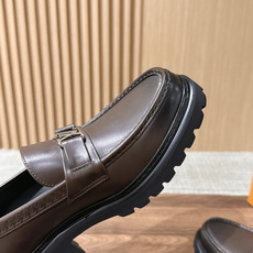 LV Major 驴牌男士乐福鞋拥有轻盈而厚实的微型外底,为经典设计注入潮流新意。手缝牛皮革鞋面压印大号 Damier LV Major 驴牌男士乐福鞋拥有轻盈而厚实的微型外底,为经典设计注入潮流新意。手缝牛皮革鞋面压印大号 Damier