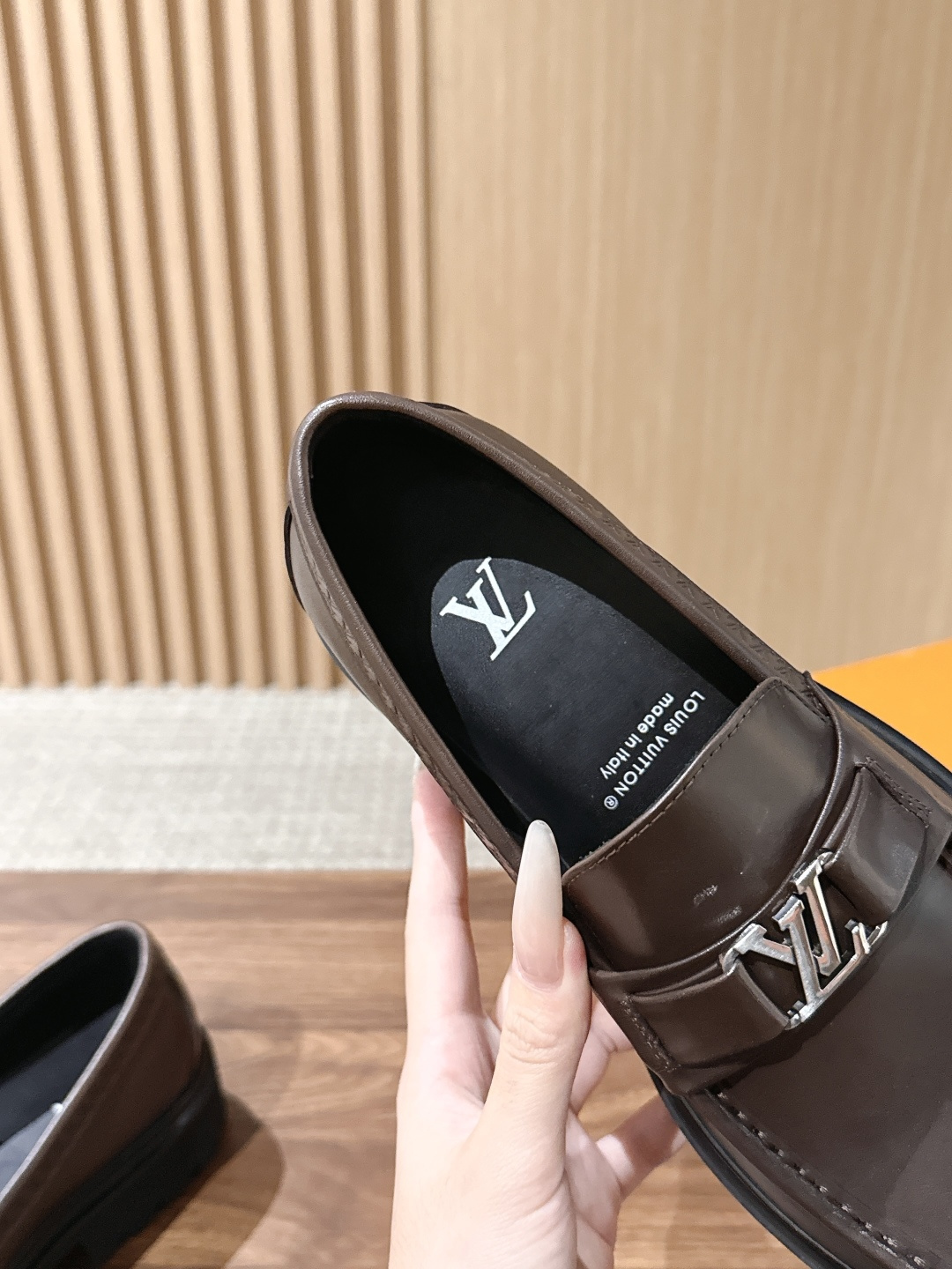 LV Major 驴牌男士乐福鞋拥有轻盈而厚实的微型外底,为经典设计注入潮流新意。手缝牛皮革鞋面压印大号 Damier LV Major 驴牌男士乐福鞋拥有轻盈而厚实的微型外底,为经典设计注入潮流新意。手缝牛皮革鞋面压印大号 Damier