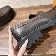 LV Major 驴牌男士乐福鞋拥有轻盈而厚实的微型外底,为经典设计注入潮流新意。手缝牛皮革鞋面压印大号 Damier LV Major 驴牌男士乐福鞋拥有轻盈而厚实的微型外底,为经典设计注入潮流新意。手缝牛皮革鞋面压印大号 Damier