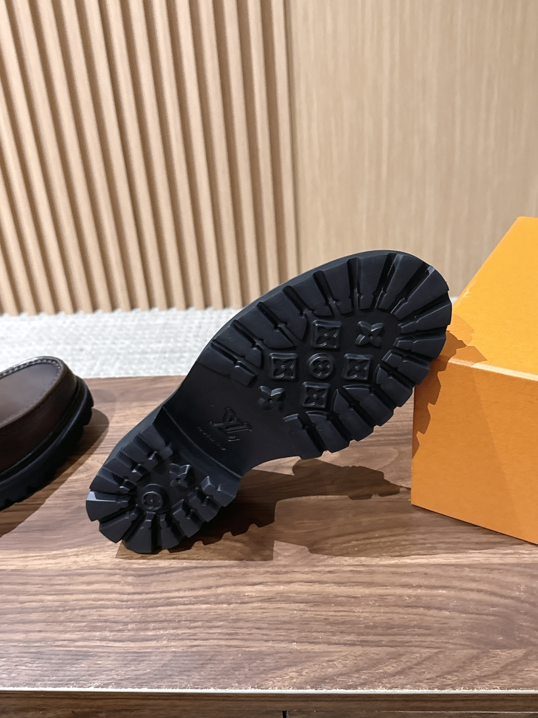 LV Major 驴牌男士乐福鞋拥有轻盈而厚实的微型外底,为经典设计注入潮流新意。手缝牛皮革鞋面压印大号 Damier LV Major 驴牌男士乐福鞋拥有轻盈而厚实的微型外底,为经典设计注入潮流新意。手缝牛皮革鞋面压印大号 Damier