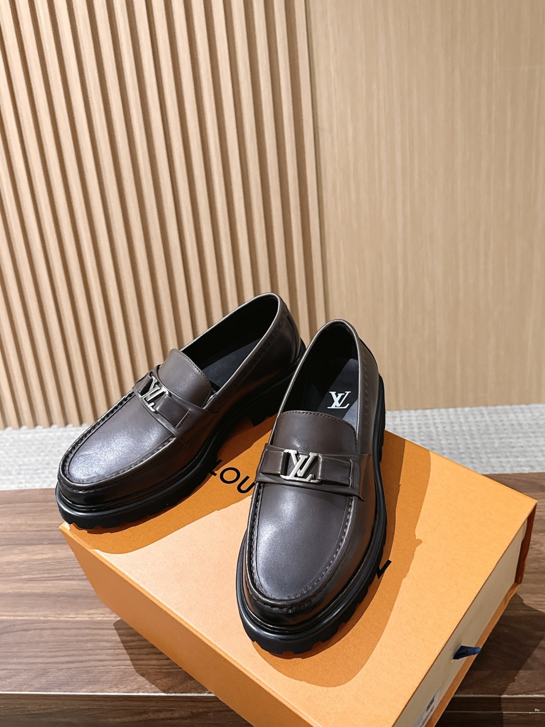 LV Major 驴牌男士乐福鞋拥有轻盈而厚实的微型外底,为经典设计注入潮流新意。手缝牛皮革鞋面压印大号 Damier LV Major 驴牌男士乐福鞋拥有轻盈而厚实的微型外底,为经典设计注入潮流新意。手缝牛皮革鞋面压印大号 Damier