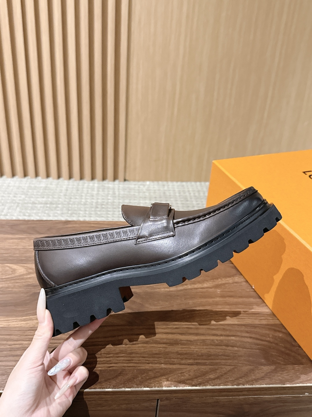 LV Major 驴牌男士乐福鞋拥有轻盈而厚实的微型外底,为经典设计注入潮流新意。手缝牛皮革鞋面压印大号 Damier LV Major 驴牌男士乐福鞋拥有轻盈而厚实的微型外底,为经典设计注入潮流新意。手缝牛皮革鞋面压印大号 Damier