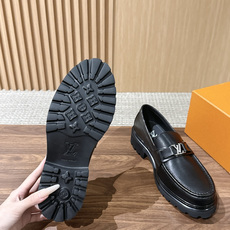 LV Major 驴牌男士乐福鞋拥有轻盈而厚实的微型外底,为经典设计注入潮流新意。手缝牛皮革鞋面压印大号 Damier LV Major 驴牌男士乐福鞋拥有轻盈而厚实的微型外底,为经典设计注入潮流新意。手缝牛皮革鞋面压印大号 Damier