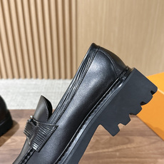 LV Major 驴牌男士乐福鞋拥有轻盈而厚实的微型外底,为经典设计注入潮流新意。手缝牛皮革鞋面压印大号 Damier LV Major 驴牌男士乐福鞋拥有轻盈而厚实的微型外底,为经典设计注入潮流新意。手缝牛皮革鞋面压印大号 Damier