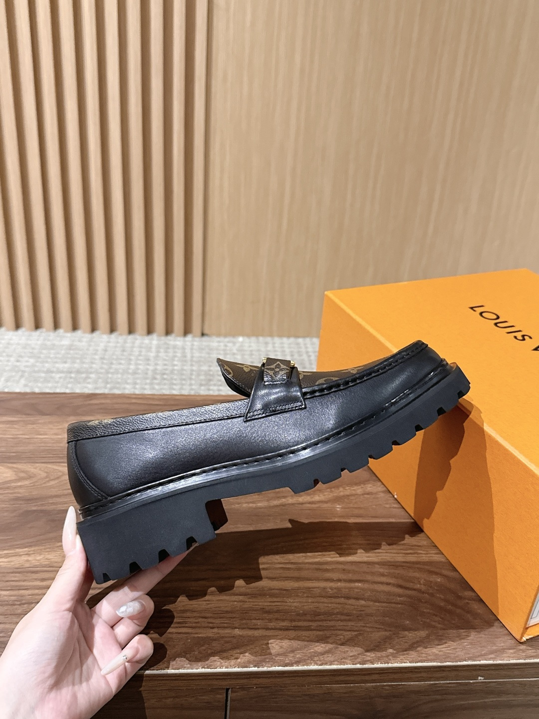 LV Major 驴牌男士乐福鞋拥有轻盈而厚实的微型外底,为经典设计注入潮流新意。手缝牛皮革鞋面压印大号 Damier LV Major 驴牌男士乐福鞋拥有轻盈而厚实的微型外底,为经典设计注入潮流新意。手缝牛皮革鞋面压印大号 Damier