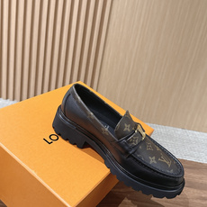 LV Major 驴牌男士乐福鞋拥有轻盈而厚实的微型外底,为经典设计注入潮流新意。手缝牛皮革鞋面压印大号 Damier LV Major 驴牌男士乐福鞋拥有轻盈而厚实的微型外底,为经典设计注入潮流新意。手缝牛皮革鞋面压印大号 Damier