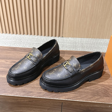 LV Major 驴牌男士乐福鞋拥有轻盈而厚实的微型外底,为经典设计注入潮流新意。手缝牛皮革鞋面压印大号 Damier LV Major 驴牌男士乐福鞋拥有轻盈而厚实的微型外底,为经典设计注入潮流新意。手缝牛皮革鞋面压印大号 Damier