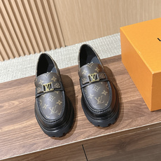 LV Major 驴牌男士乐福鞋拥有轻盈而厚实的微型外底,为经典设计注入潮流新意。手缝牛皮革鞋面压印大号 Damier LV Major 驴牌男士乐福鞋拥有轻盈而厚实的微型外底,为经典设计注入潮流新意。手缝牛皮革鞋面压印大号 Damier