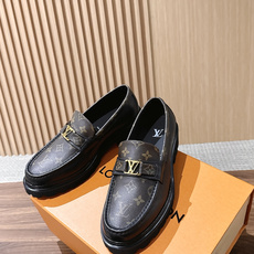 LV Major 驴牌男士乐福鞋拥有轻盈而厚实的微型外底,为经典设计注入潮流新意。手缝牛皮革鞋面压印大号 Damier LV Major 驴牌男士乐福鞋拥有轻盈而厚实的微型外底,为经典设计注入潮流新意。手缝牛皮革鞋面压印大号 Damier