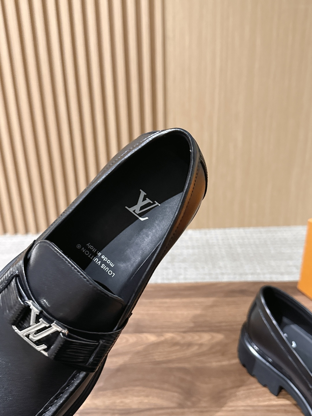 LV Major 驴牌男士乐福鞋拥有轻盈而厚实的微型外底,为经典设计注入潮流新意。手缝牛皮革鞋面压印大号 Damier LV Major 驴牌男士乐福鞋拥有轻盈而厚实的微型外底,为经典设计注入潮流新意。手缝牛皮革鞋面压印大号 Damier