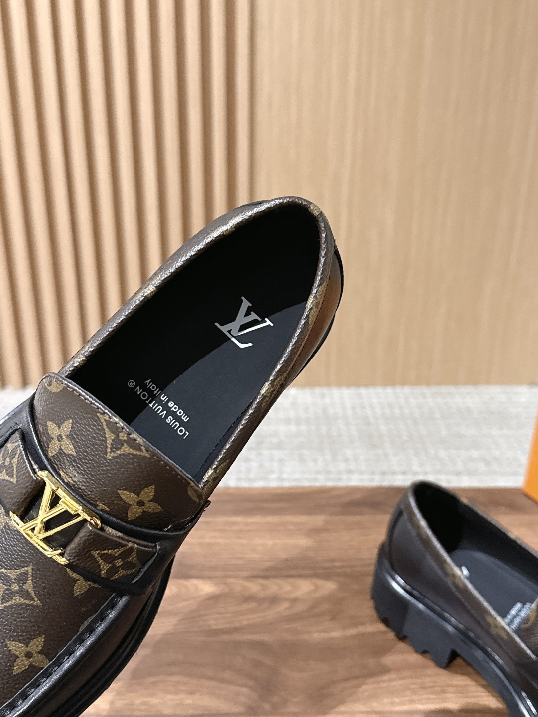 LV Major 驴牌男士乐福鞋拥有轻盈而厚实的微型外底,为经典设计注入潮流新意。手缝牛皮革鞋面压印大号 Damier LV Major 驴牌男士乐福鞋拥有轻盈而厚实的微型外底,为经典设计注入潮流新意。手缝牛皮革鞋面压印大号 Damier