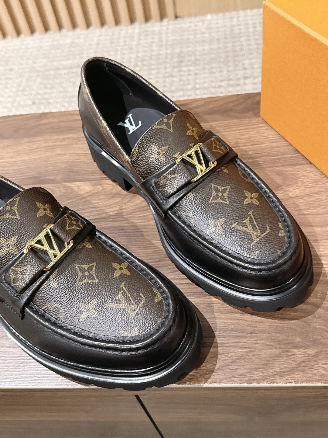 LV Major 驴牌男士乐福鞋拥有轻盈而厚实的微型外底,为经典设计注入潮流新意。手缝牛皮革鞋面压印大号 Damier LV Major 驴牌男士乐福鞋拥有轻盈而厚实的微型外底,为经典设计注入潮流新意。手缝牛皮革鞋面压印大号 Damier
