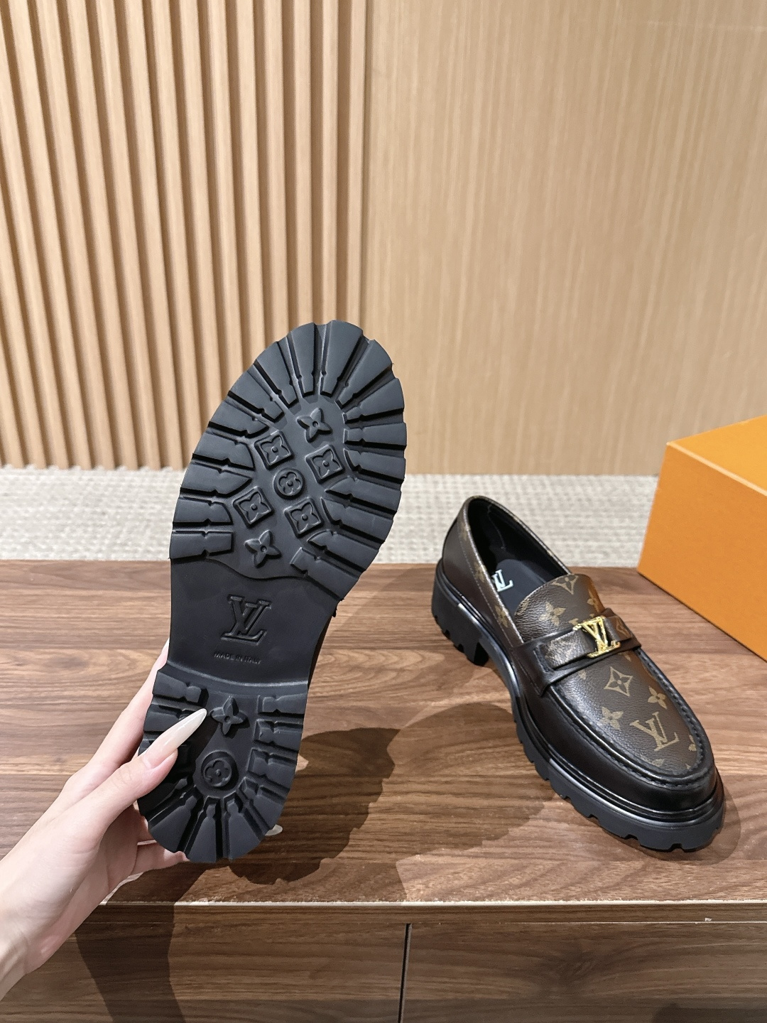 LV Major 驴牌男士乐福鞋拥有轻盈而厚实的微型外底,为经典设计注入潮流新意。手缝牛皮革鞋面压印大号 Damier LV Major 驴牌男士乐福鞋拥有轻盈而厚实的微型外底,为经典设计注入潮流新意。手缝牛皮革鞋面压印大号 Damier