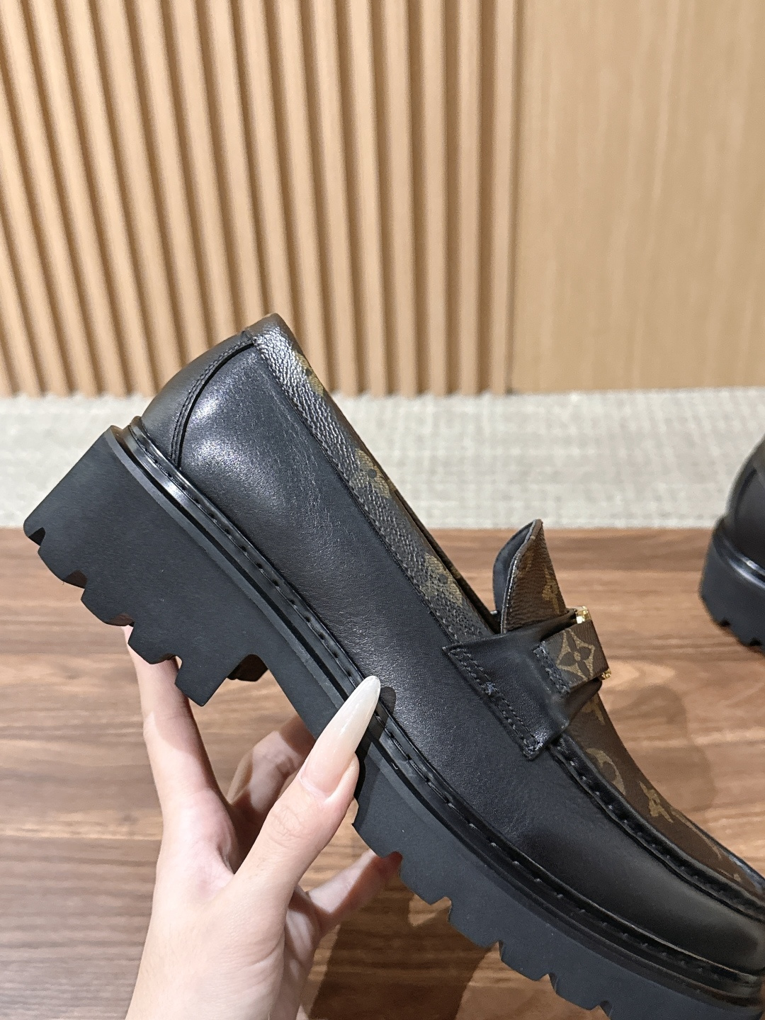 LV Major 驴牌男士乐福鞋拥有轻盈而厚实的微型外底,为经典设计注入潮流新意。手缝牛皮革鞋面压印大号 Damier LV Major 驴牌男士乐福鞋拥有轻盈而厚实的微型外底,为经典设计注入潮流新意。手缝牛皮革鞋面压印大号 Damier