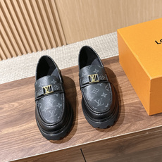LV Major 驴牌男士乐福鞋拥有轻盈而厚实的微型外底,为经典设计注入潮流新意。手缝牛皮革鞋面压印大号 Damier LV Major 驴牌男士乐福鞋拥有轻盈而厚实的微型外底,为经典设计注入潮流新意。手缝牛皮革鞋面压印大号 Damier