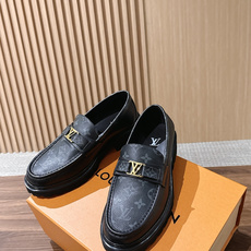 LV Major 驴牌男士乐福鞋拥有轻盈而厚实的微型外底,为经典设计注入潮流新意。手缝牛皮革鞋面压印大号 Damier LV Major 驴牌男士乐福鞋拥有轻盈而厚实的微型外底,为经典设计注入潮流新意。手缝牛皮革鞋面压印大号 Damier