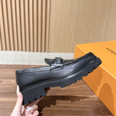 LV Major 驴牌男士乐福鞋拥有轻盈而厚实的微型外底,为经典设计注入潮流新意。手缝牛皮革鞋面压印大号 Damier LV Major 驴牌男士乐福鞋拥有轻盈而厚实的微型外底,为经典设计注入潮流新意。手缝牛皮革鞋面压印大号 Damier