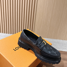 LV Major 驴牌男士乐福鞋拥有轻盈而厚实的微型外底,为经典设计注入潮流新意。手缝牛皮革鞋面压印大号 Damier LV Major 驴牌男士乐福鞋拥有轻盈而厚实的微型外底,为经典设计注入潮流新意。手缝牛皮革鞋面压印大号 Damier