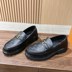 LV Major 驴牌男士乐福鞋拥有轻盈而厚实的微型外底,为经典设计注入潮流新意。手缝牛皮革鞋面压印大号 Damier LV Major 驴牌男士乐福鞋拥有轻盈而厚实的微型外底,为经典设计注入潮流新意。手缝牛皮革鞋面压印大号 Damier