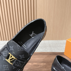 LV Major 驴牌男士乐福鞋拥有轻盈而厚实的微型外底,为经典设计注入潮流新意。手缝牛皮革鞋面压印大号 Damier LV Major 驴牌男士乐福鞋拥有轻盈而厚实的微型外底,为经典设计注入潮流新意。手缝牛皮革鞋面压印大号 Damier