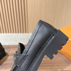 LV Major 驴牌男士乐福鞋拥有轻盈而厚实的微型外底,为经典设计注入潮流新意。手缝牛皮革鞋面压印大号 Damier LV Major 驴牌男士乐福鞋拥有轻盈而厚实的微型外底,为经典设计注入潮流新意。手缝牛皮革鞋面压印大号 Damier