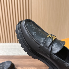 LV Major 驴牌男士乐福鞋拥有轻盈而厚实的微型外底,为经典设计注入潮流新意。手缝牛皮革鞋面压印大号 Damier LV Major 驴牌男士乐福鞋拥有轻盈而厚实的微型外底,为经典设计注入潮流新意。手缝牛皮革鞋面压印大号 Damier
