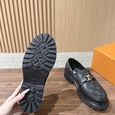 LV Major 驴牌男士乐福鞋拥有轻盈而厚实的微型外底,为经典设计注入潮流新意。手缝牛皮革鞋面压印大号 Damier LV Major 驴牌男士乐福鞋拥有轻盈而厚实的微型外底,为经典设计注入潮流新意。手缝牛皮革鞋面压印大号 Damier