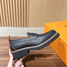 LV Major 驴牌男士乐福鞋拥有轻盈而厚实的微型外底,为经典设计注入潮流新意。手缝牛皮革鞋面压印大号 Damier LV Major 驴牌男士乐福鞋拥有轻盈而厚实的微型外底,为经典设计注入潮流新意。手缝牛皮革鞋面压印大号 Damier