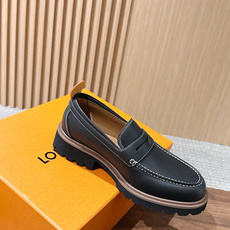 LV Major 驴牌男士乐福鞋拥有轻盈而厚实的微型外底,为经典设计注入潮流新意。手缝牛皮革鞋面压印大号 Damier LV Major 驴牌男士乐福鞋拥有轻盈而厚实的微型外底,为经典设计注入潮流新意。手缝牛皮革鞋面压印大号 Damier