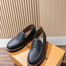 LV Major 驴牌男士乐福鞋拥有轻盈而厚实的微型外底,为经典设计注入潮流新意。手缝牛皮革鞋面压印大号 Damier LV Major 驴牌男士乐福鞋拥有轻盈而厚实的微型外底,为经典设计注入潮流新意。手缝牛皮革鞋面压印大号 Damier