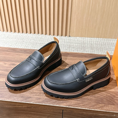 LV Major 驴牌男士乐福鞋拥有轻盈而厚实的微型外底,为经典设计注入潮流新意。手缝牛皮革鞋面压印大号 Damier LV Major 驴牌男士乐福鞋拥有轻盈而厚实的微型外底,为经典设计注入潮流新意。手缝牛皮革鞋面压印大号 Damier