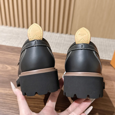 LV Major 驴牌男士乐福鞋拥有轻盈而厚实的微型外底,为经典设计注入潮流新意。手缝牛皮革鞋面压印大号 Damier LV Major 驴牌男士乐福鞋拥有轻盈而厚实的微型外底,为经典设计注入潮流新意。手缝牛皮革鞋面压印大号 Damier
