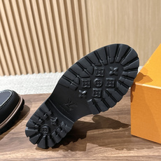 LV Major 驴牌男士乐福鞋拥有轻盈而厚实的微型外底,为经典设计注入潮流新意。手缝牛皮革鞋面压印大号 Damier LV Major 驴牌男士乐福鞋拥有轻盈而厚实的微型外底,为经典设计注入潮流新意。手缝牛皮革鞋面压印大号 Damier