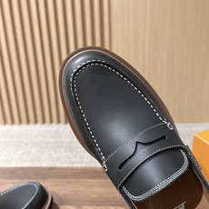 LV Major 驴牌男士乐福鞋拥有轻盈而厚实的微型外底,为经典设计注入潮流新意。手缝牛皮革鞋面压印大号 Damier LV Major 驴牌男士乐福鞋拥有轻盈而厚实的微型外底,为经典设计注入潮流新意。手缝牛皮革鞋面压印大号 Damier
