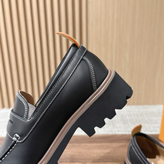 LV Major 驴牌男士乐福鞋拥有轻盈而厚实的微型外底,为经典设计注入潮流新意。手缝牛皮革鞋面压印大号 Damier LV Major 驴牌男士乐福鞋拥有轻盈而厚实的微型外底,为经典设计注入潮流新意。手缝牛皮革鞋面压印大号 Damier