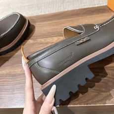 LV Major 驴牌男士乐福鞋拥有轻盈而厚实的微型外底,为经典设计注入潮流新意。手缝牛皮革鞋面压印大号 Damier LV Major 驴牌男士乐福鞋拥有轻盈而厚实的微型外底,为经典设计注入潮流新意。手缝牛皮革鞋面压印大号 Damier