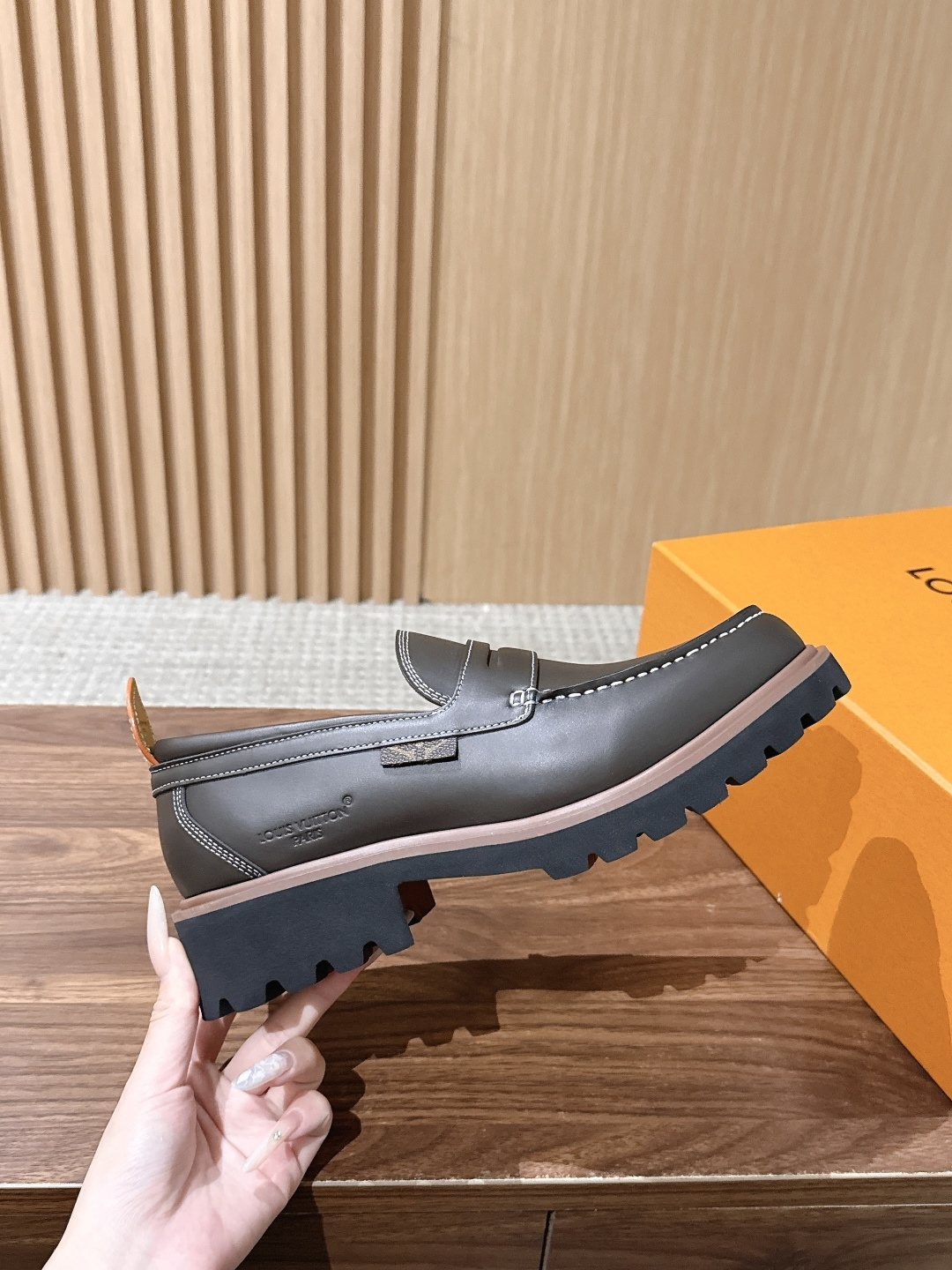 LV Major 驴牌男士乐福鞋拥有轻盈而厚实的微型外底,为经典设计注入潮流新意。手缝牛皮革鞋面压印大号 Damier LV Major 驴牌男士乐福鞋拥有轻盈而厚实的微型外底,为经典设计注入潮流新意。手缝牛皮革鞋面压印大号 Damier