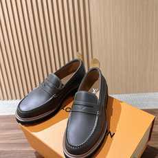 LV Major 驴牌男士乐福鞋拥有轻盈而厚实的微型外底,为经典设计注入潮流新意。手缝牛皮革鞋面压印大号 Damier LV Major 驴牌男士乐福鞋拥有轻盈而厚实的微型外底,为经典设计注入潮流新意。手缝牛皮革鞋面压印大号 Damier