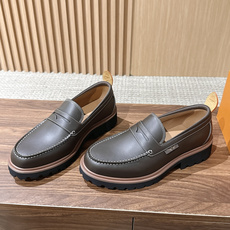 LV Major 驴牌男士乐福鞋拥有轻盈而厚实的微型外底,为经典设计注入潮流新意。手缝牛皮革鞋面压印大号 Damier LV Major 驴牌男士乐福鞋拥有轻盈而厚实的微型外底,为经典设计注入潮流新意。手缝牛皮革鞋面压印大号 Damier