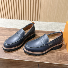 LV Major 驴牌男士乐福鞋拥有轻盈而厚实的微型外底,为经典设计注入潮流新意。手缝牛皮革鞋面压印大号 Damier LV Major 驴牌男士乐福鞋拥有轻盈而厚实的微型外底,为经典设计注入潮流新意。手缝牛皮革鞋面压印大号 Damier