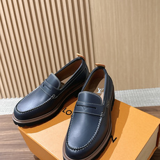LV Major 驴牌男士乐福鞋拥有轻盈而厚实的微型外底,为经典设计注入潮流新意。手缝牛皮革鞋面压印大号 Damier LV Major 驴牌男士乐福鞋拥有轻盈而厚实的微型外底,为经典设计注入潮流新意。手缝牛皮革鞋面压印大号 Damier