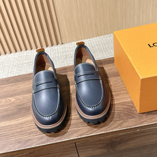 LV Major 驴牌男士乐福鞋拥有轻盈而厚实的微型外底,为经典设计注入潮流新意。手缝牛皮革鞋面压印大号 Damier LV Major 驴牌男士乐福鞋拥有轻盈而厚实的微型外底,为经典设计注入潮流新意。手缝牛皮革鞋面压印大号 Damier