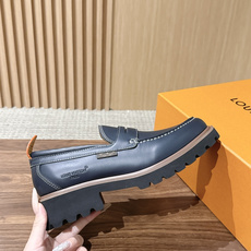 LV Major 驴牌男士乐福鞋拥有轻盈而厚实的微型外底,为经典设计注入潮流新意。手缝牛皮革鞋面压印大号 Damier LV Major 驴牌男士乐福鞋拥有轻盈而厚实的微型外底,为经典设计注入潮流新意。手缝牛皮革鞋面压印大号 Damier