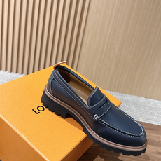 LV Major 驴牌男士乐福鞋拥有轻盈而厚实的微型外底,为经典设计注入潮流新意。手缝牛皮革鞋面压印大号 Damier LV Major 驴牌男士乐福鞋拥有轻盈而厚实的微型外底,为经典设计注入潮流新意。手缝牛皮革鞋面压印大号 Damier