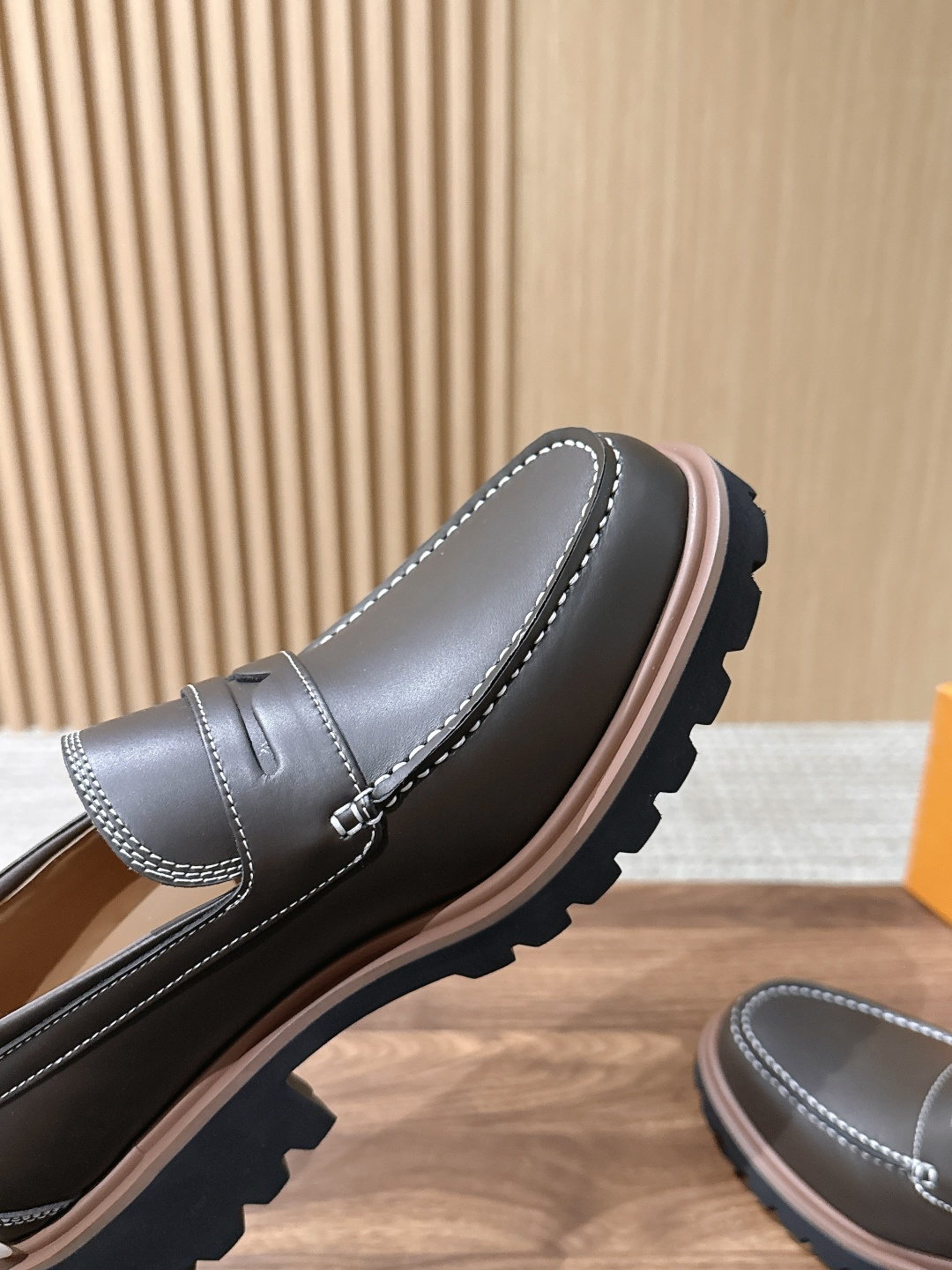 LV Major 驴牌男士乐福鞋拥有轻盈而厚实的微型外底,为经典设计注入潮流新意。手缝牛皮革鞋面压印大号 Damier LV Major 驴牌男士乐福鞋拥有轻盈而厚实的微型外底,为经典设计注入潮流新意。手缝牛皮革鞋面压印大号 Damier