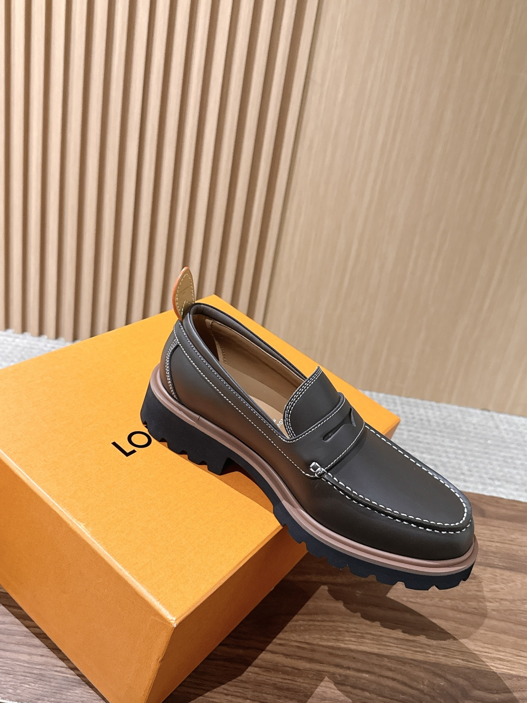 LV Major 驴牌男士乐福鞋拥有轻盈而厚实的微型外底,为经典设计注入潮流新意。手缝牛皮革鞋面压印大号 Damier LV Major 驴牌男士乐福鞋拥有轻盈而厚实的微型外底,为经典设计注入潮流新意。手缝牛皮革鞋面压印大号 Damier