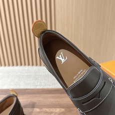 LV Major 驴牌男士乐福鞋拥有轻盈而厚实的微型外底,为经典设计注入潮流新意。手缝牛皮革鞋面压印大号 Damier LV Major 驴牌男士乐福鞋拥有轻盈而厚实的微型外底,为经典设计注入潮流新意。手缝牛皮革鞋面压印大号 Damier