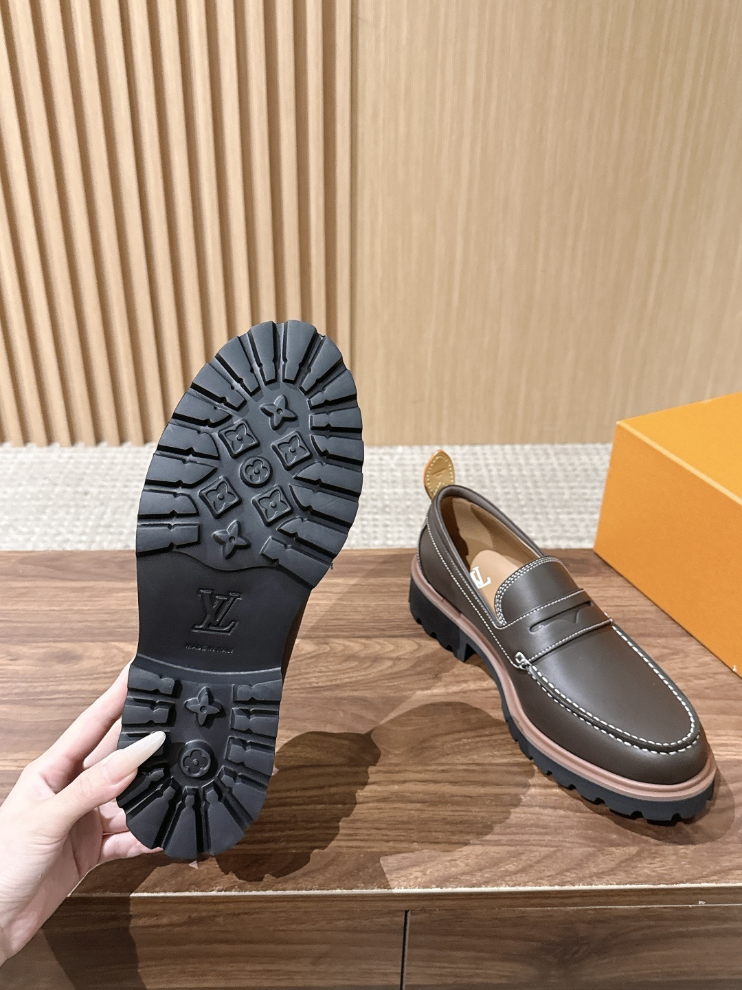 LV Major 驴牌男士乐福鞋拥有轻盈而厚实的微型外底,为经典设计注入潮流新意。手缝牛皮革鞋面压印大号 Damier LV Major 驴牌男士乐福鞋拥有轻盈而厚实的微型外底,为经典设计注入潮流新意。手缝牛皮革鞋面压印大号 Damier