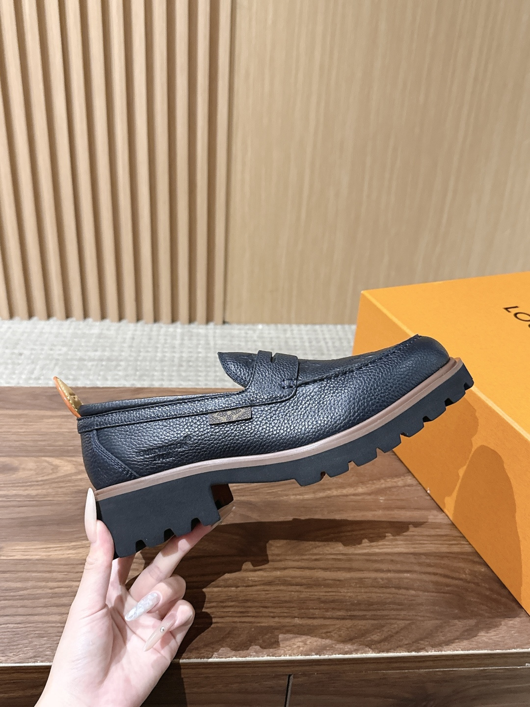 LV Major 驴牌男士乐福鞋拥有轻盈而厚实的微型外底,为经典设计注入潮流新意。手缝牛皮革鞋面压印大号 Damier LV Major 驴牌男士乐福鞋拥有轻盈而厚实的微型外底,为经典设计注入潮流新意。手缝牛皮革鞋面压印大号 Damier