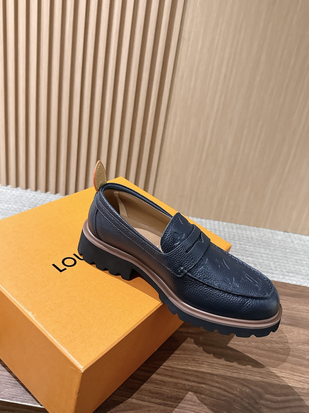 LV Major 驴牌男士乐福鞋拥有轻盈而厚实的微型外底,为经典设计注入潮流新意。手缝牛皮革鞋面压印大号 Damier LV Major 驴牌男士乐福鞋拥有轻盈而厚实的微型外底,为经典设计注入潮流新意。手缝牛皮革鞋面压印大号 Damier